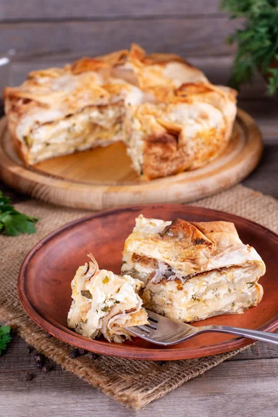 Pastel Casero Con Queso Hierbas Una Mesa Madera — Foto de Stock