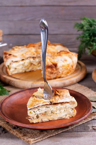 Hausgemachte Torte Mit Käse Und Kräutern Auf Einem Holztisch — Stockfoto