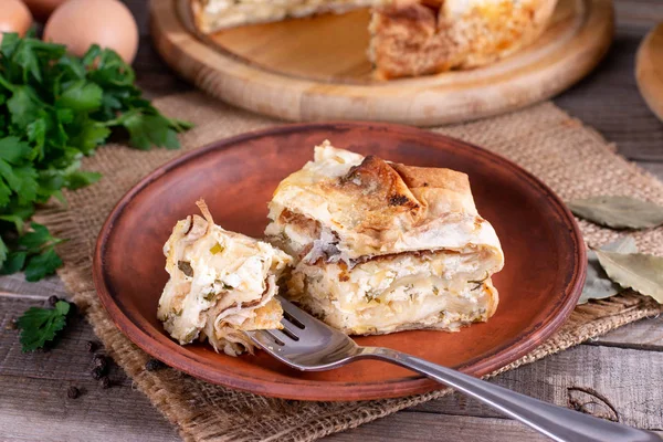 Torta Caseira Com Queijo Ervas Uma Mesa Madeira — Fotografia de Stock