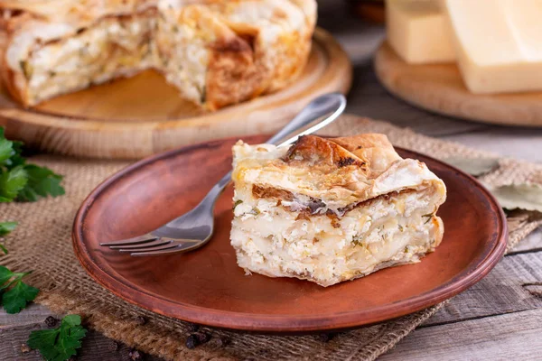 Hausgemachte Lavasch Torte Mit Käse Und Kräutern Auf Dem Tisch — Stockfoto