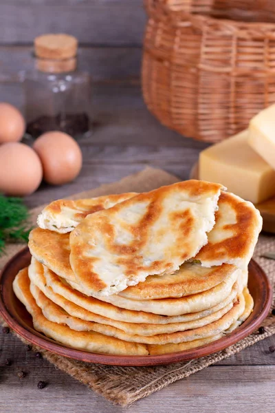 Fladenbrot Mit Käse Gefüllt Braten Khychiny Oder Qutab Traditionelles Kaukasisches — Stockfoto