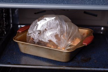 Et, fırında bir fırın tepsisinde kolunda pişiyor.