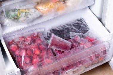 Berry püre buzlukta donmuş. Dondurulmuş gıda