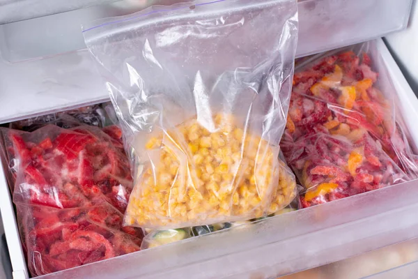 Műanyag Zacskók Különböző Fagyasztott Zöldségekkel Hűtőszekrényben Fagyasztott Kukorica Vízszintes — Stock Fotó