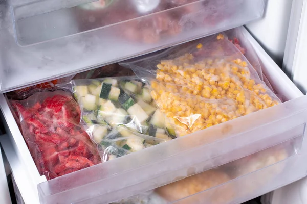 Plastové Sáčky Různou Mraženou Zeleninou Chladničce Horizontální — Stock fotografie