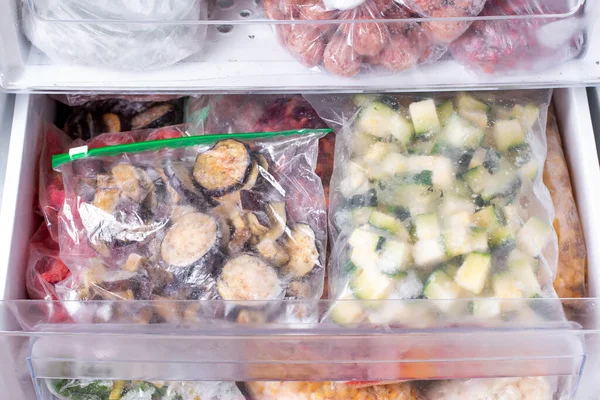 Пластиковые Пакеты Различными Замороженными Овощами Холодильнике Горизонтальные — стоковое фото