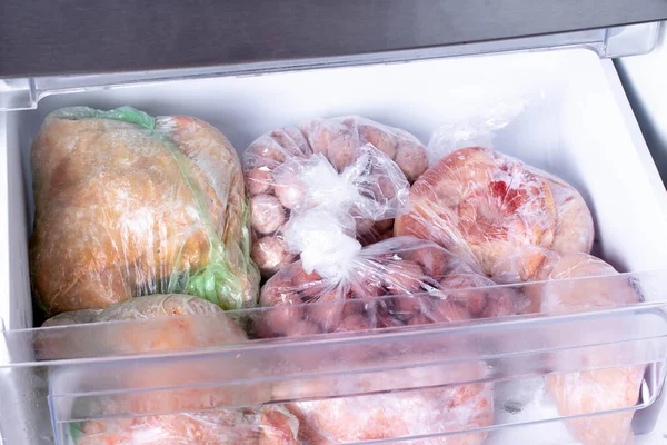 冰箱里装有冻肉和肉丸子的塑料袋 — 图库照片