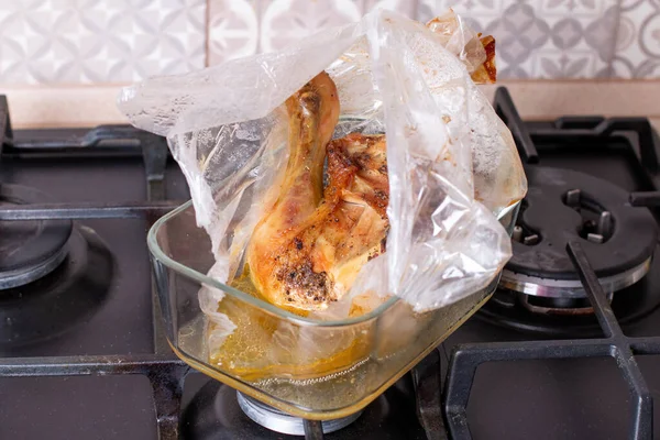 Fırında Pişirilmiş Tavuk Kolunda Pişiyor — Stok fotoğraf