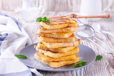 Beyaz ahşap masada ballı taze ev yapımı çıtır tost. Nefis kahvaltı..