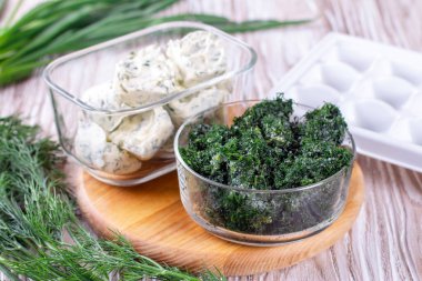 Ahşap bir masada donmuş otlar.