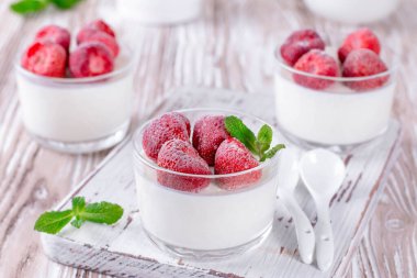 Masada donmuş çilekli yoğurt tatlısı.