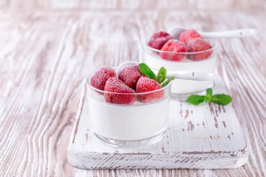 Masada donmuş çilekli süzme peynir tatlısı.