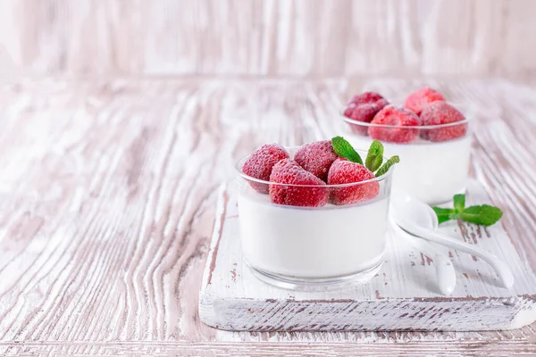 Postre Yogur Con Fresas Congeladas Sobre Mesa —  Fotos de Stock