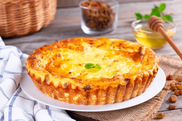 Cazuela Queso Con Pasas Plato Sobre Mesa Madera Primer Plano —  Fotos de Stock