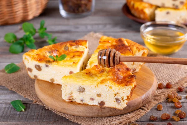 Cazuela Queso Con Pasas Plato Sobre Mesa Madera Primer Plano —  Fotos de Stock