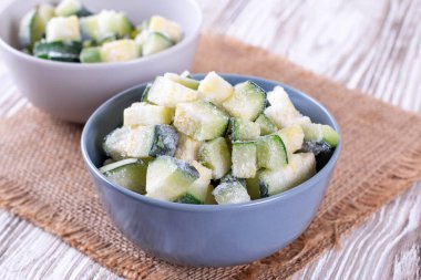 Ahşap bir masada donmuş bir kabak.