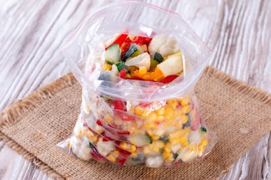 Plastik poşette donmuş sebze karışımı.