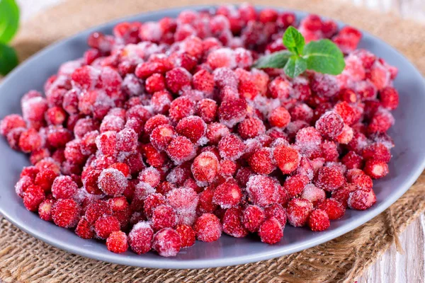 Frozen Red Wild Strawberries Plate Table — Stock Photo, Image