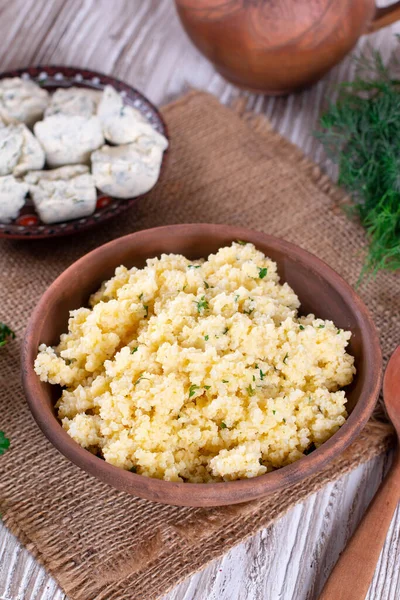 Mingau Trigo Com Manteiga Salsa Uma Placa Cerâmica Uma Mesa — Fotografia de Stock