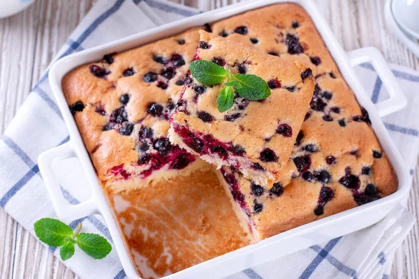 접시에 딸기를 곁들인 스펀지 케이크 — 스톡 사진