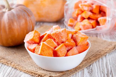 Bir kasede dilimlenmiş donmuş balkabağı. Karoten içeren sebzeler