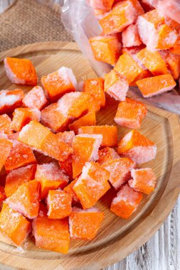 Kesme tahtasında donmuş balkabağı. Karoten içeren sebzeler