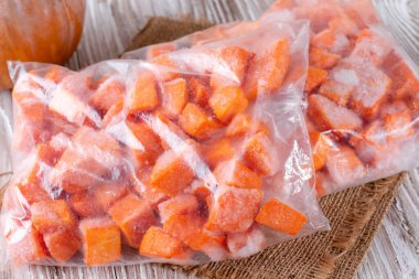 Plastik poşette dilimlenmiş donmuş balkabağı. Karoten içeren sebzeler