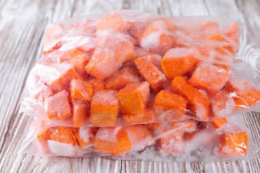 Plastik poşette dilimlenmiş donmuş balkabağı. Karoten içeren sebzeler