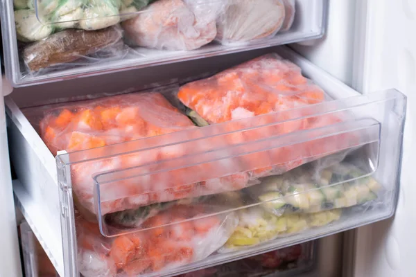 Torby Plastikowe Różnymi Mrożonymi Warzywami Lodówce Poziome — Zdjęcie stockowe