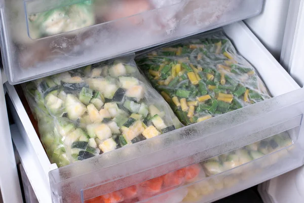Сумки Замороженными Овощами Холодильнике Замороженные Кабачки Крупным Планом — стоковое фото
