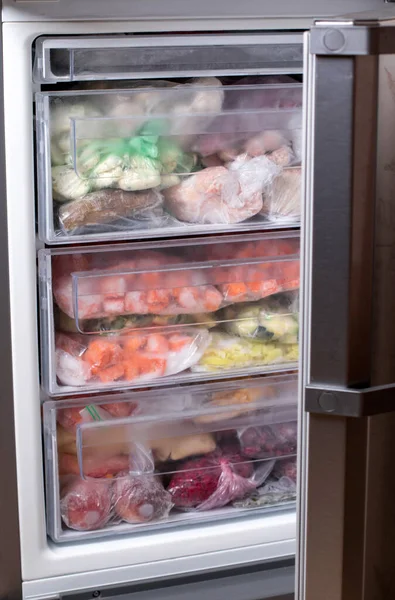 Замороженные Продукты Холодильнике Овощи Полках Холодильника — стоковое фото