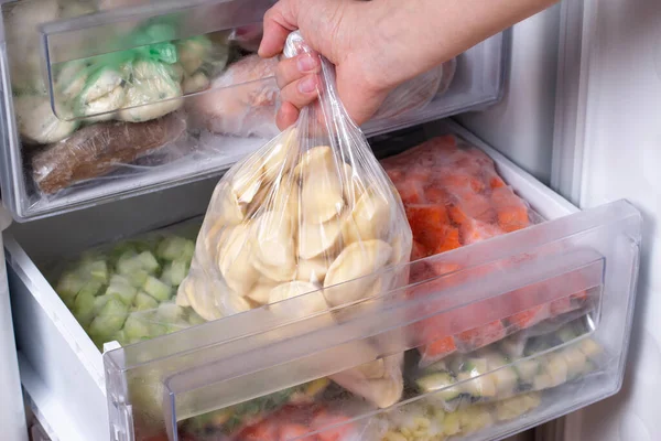 Bolinhos Massa Congelados Frigorífico Bolinhos Congelados Prato Massa Farinha Muitos — Fotografia de Stock