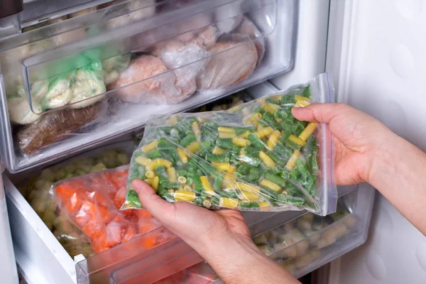 Bolsas Con Verduras Congeladas Nevera Frijoles Espárragos Congelados Primer Plano — Foto de Stock