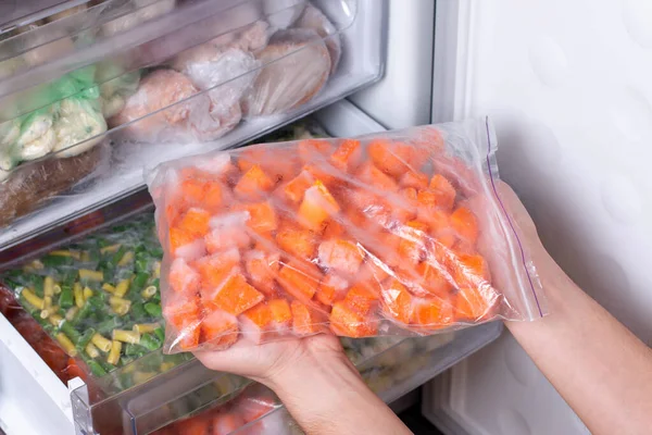 Zacskók Fagyasztott Zöldségekkel Hűtőben Fagyasztott Sütőtök Kocka Közelkép — Stock Fotó