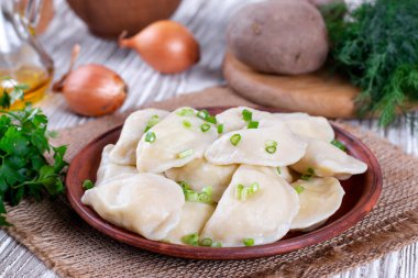 Hamur köftesi, ahşap masada patates püresi ile dolu.