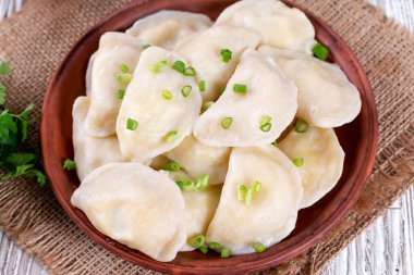 Hamur köftesi, patates püresi ile dolu. Rusça, Ukraynaca veya Lehçe yemek: varenyky, vareniki, pierogi, pyrohy.