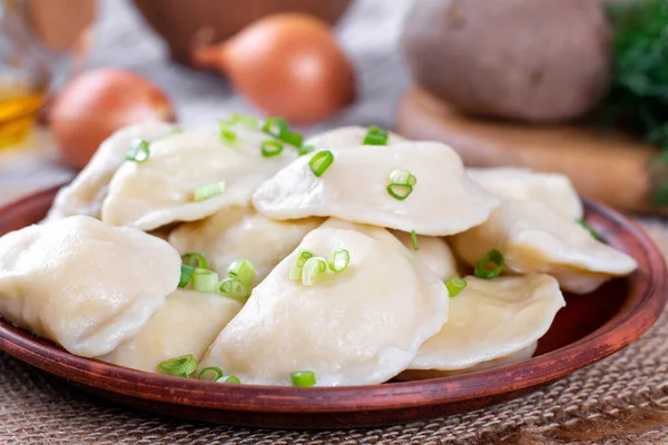 Dumplings Gevuld Met Aardappelpuree Plaat Houten Tafel — Stockfoto