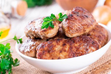 Masadaki tabakta taze pirzola.