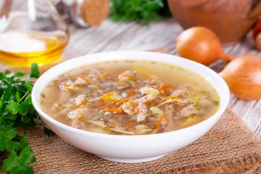 Karabuğday, sebze ve tavuklu çorba. Seçici odak.