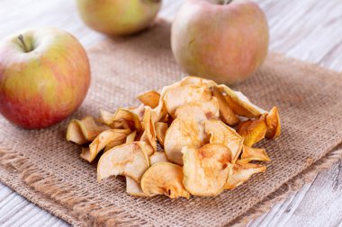 Ahşap arka planda kesilmiş ev yapımı organik elma.