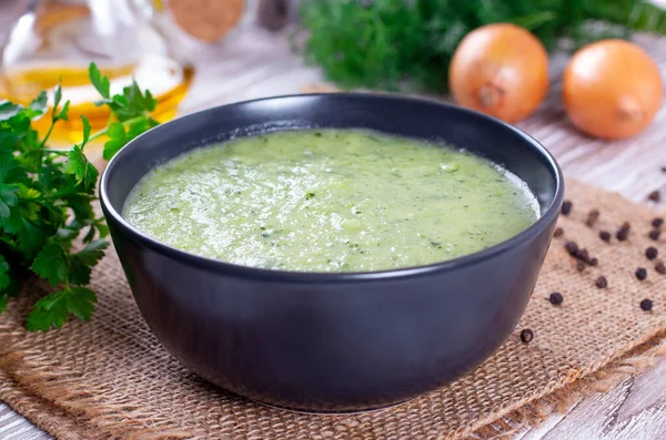 Soup Puree Zucchini Black Plate — Stock Photo, Image