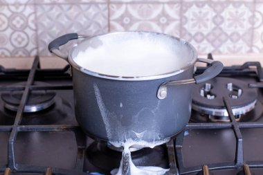 Süt tavada kaynıyor, yakın plan.