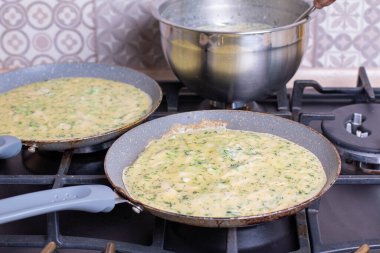 Mutfak aşçısı fırının üstünde gözleme kızartır, yakın plan.