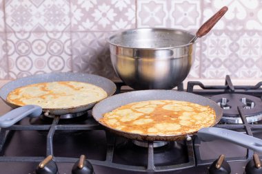 Krep pişiriyorum. İnce krep tavada kızarır. Geleneksel köy yemekleri