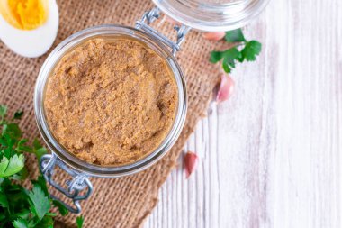 Cam kavanozda tavuk ciğeri ezmesi, seçici odak, kopyalama alanı