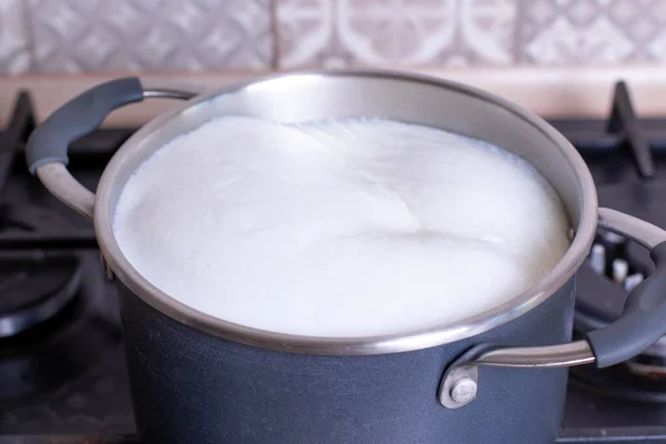 Melk Kokend Boven Een Pan Close — Stockfoto