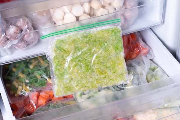 Zacskók Fagyasztott Zöldségekkel Hűtőben Fagyasztott Reszelt Cukkini Közelkép — Stock Fotó