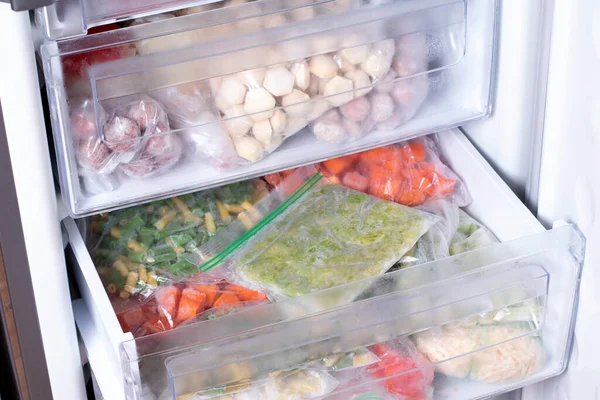Tašky Zmrazenou Zeleninou Ledničce Zmrazený Strouhaný Cuketa Detailní Záběr — Stock fotografie