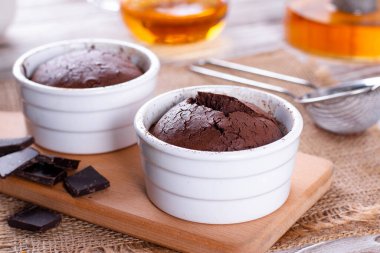 Seramik şeklinde çikolatalı kekler. Çikolata şekeri.