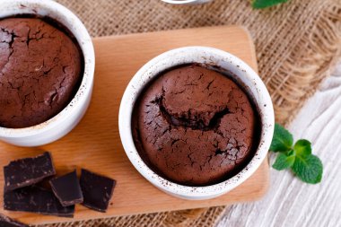 Çikolatalı kek ya da kirazlı kek. Kapat.